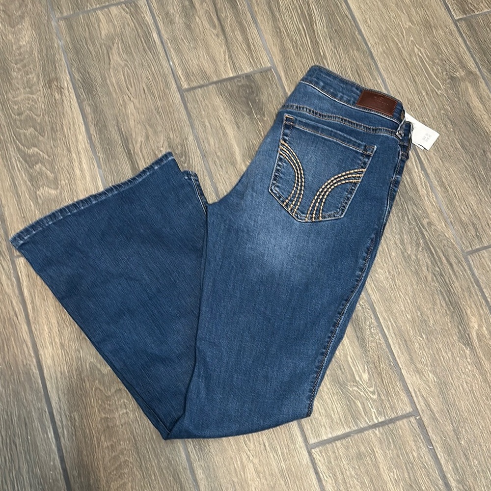 Hollister Women’s Low Rise Flare Blue Jeans, size 28S. NWT